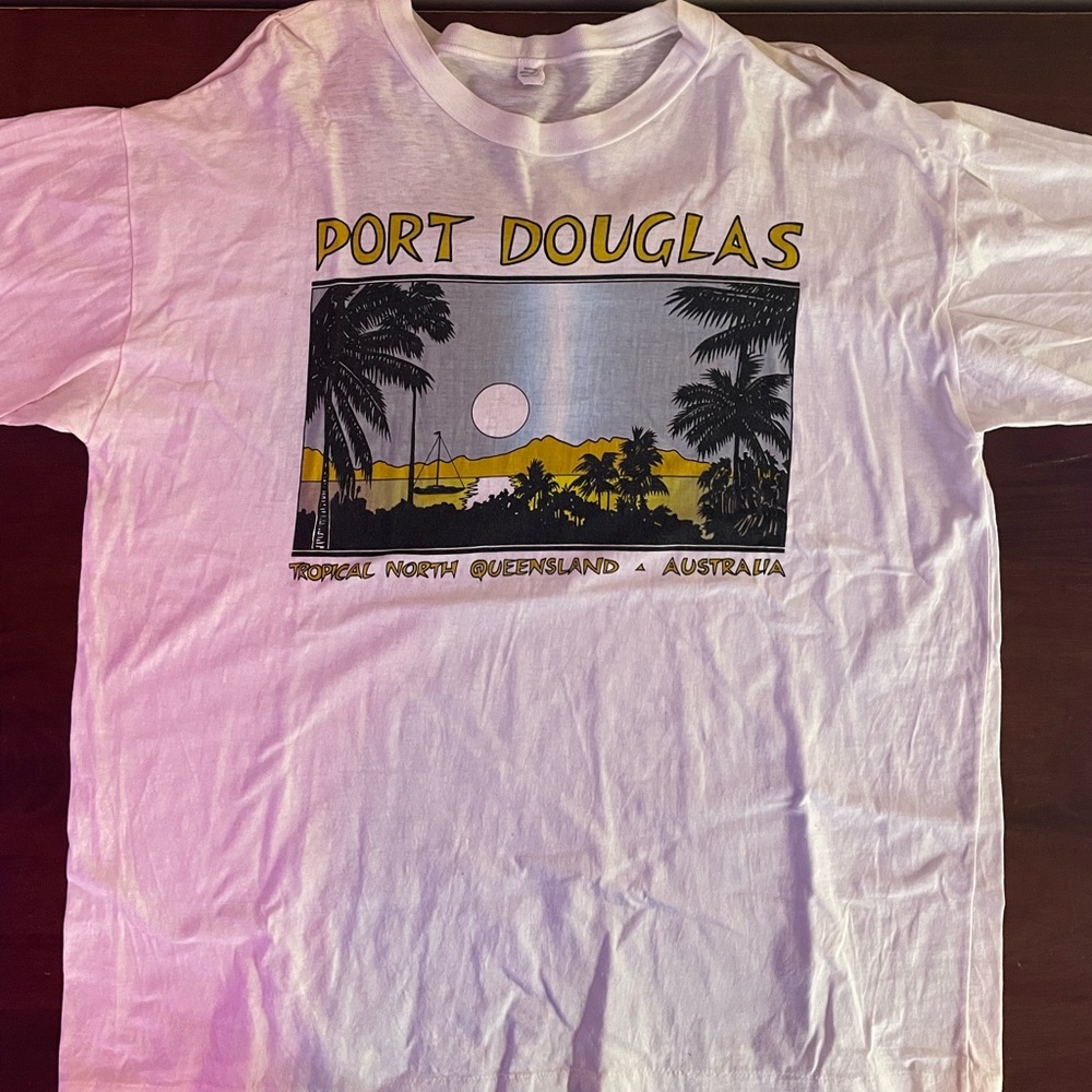 VINTAGE GRAPHIC T FROM AUSTRALIA

l